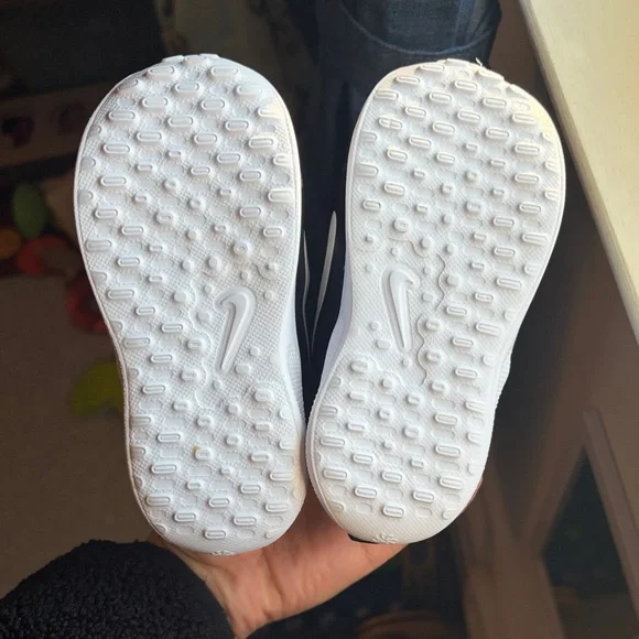 Nike Revolution 7 - Tanjun - Child Black and White Sneakers - size 6c - Like New - Picture 4 of 6